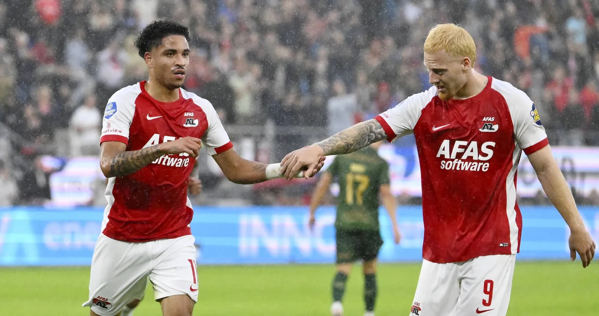 Jugadores de AZ Alkmaar celebrando un gol bajo la lluvia Jugadores de AZ Alkmaar celebrando un gol bajo la lluvia
