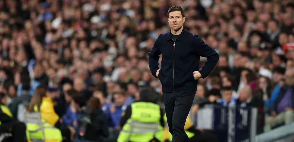 Entrenador caminando en la línea de banda Entrenador caminando en la línea de banda