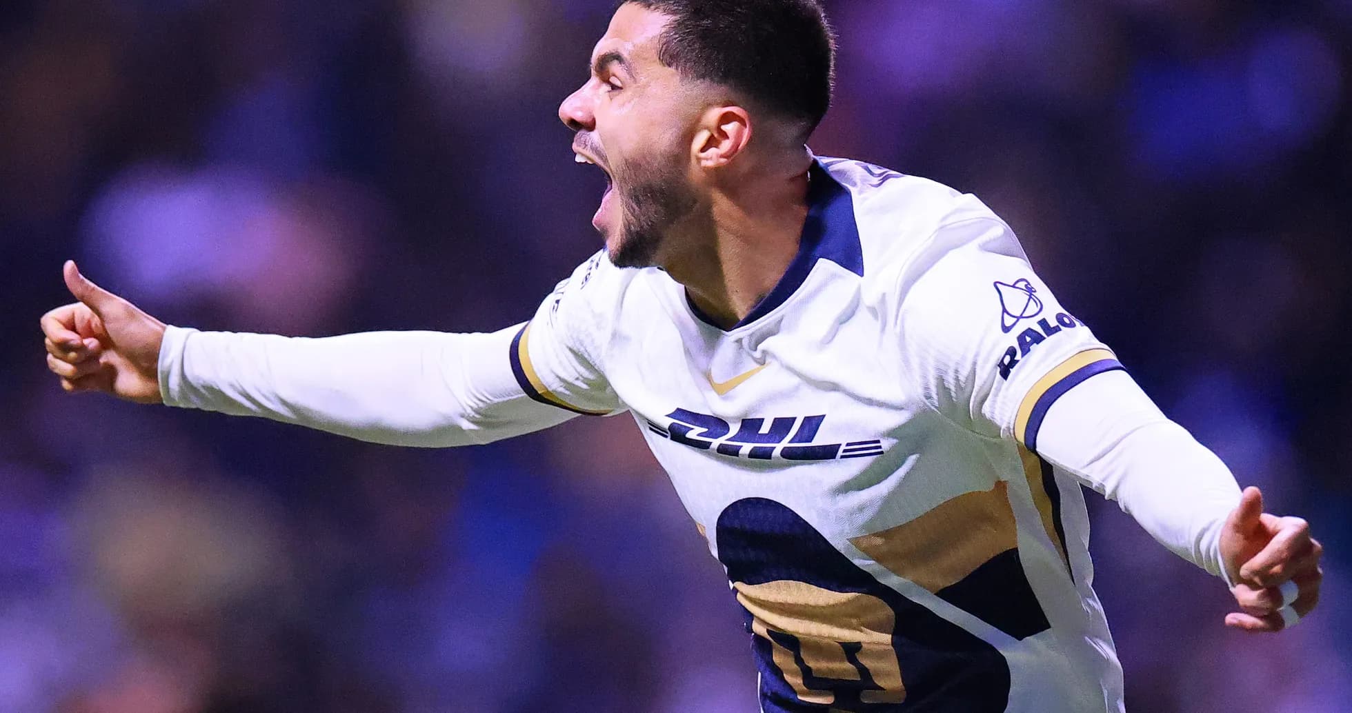 Jugador de Pumas celebra un gol en el partido Jugador de Pumas celebra un gol en el partido