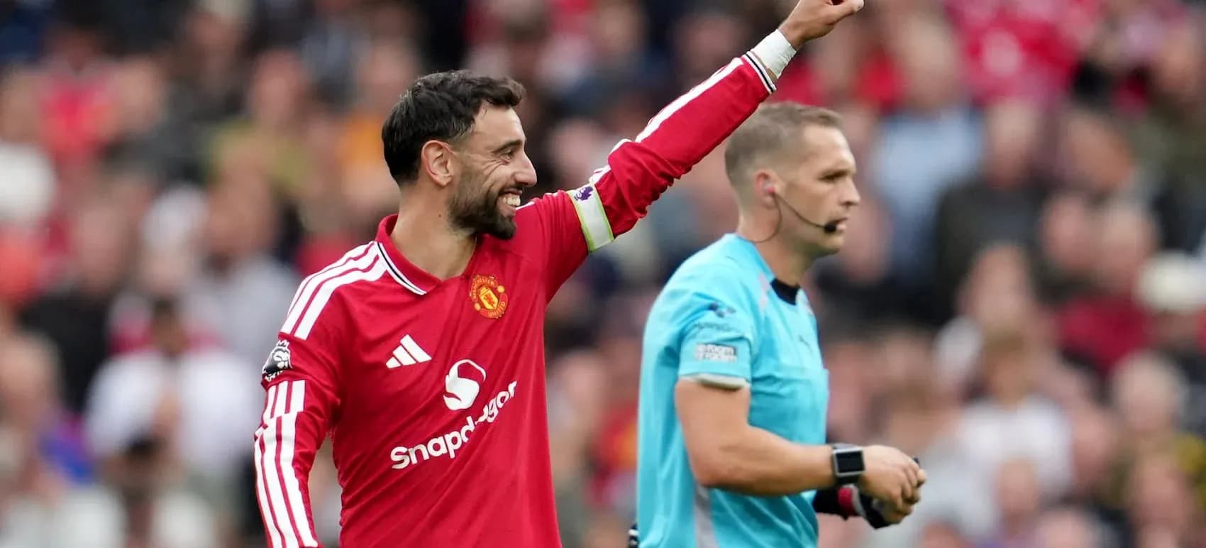 Bruno Fernandes celebrando con el árbitro en el partido Bruno Fernandes celebrando con el árbitro en el partido