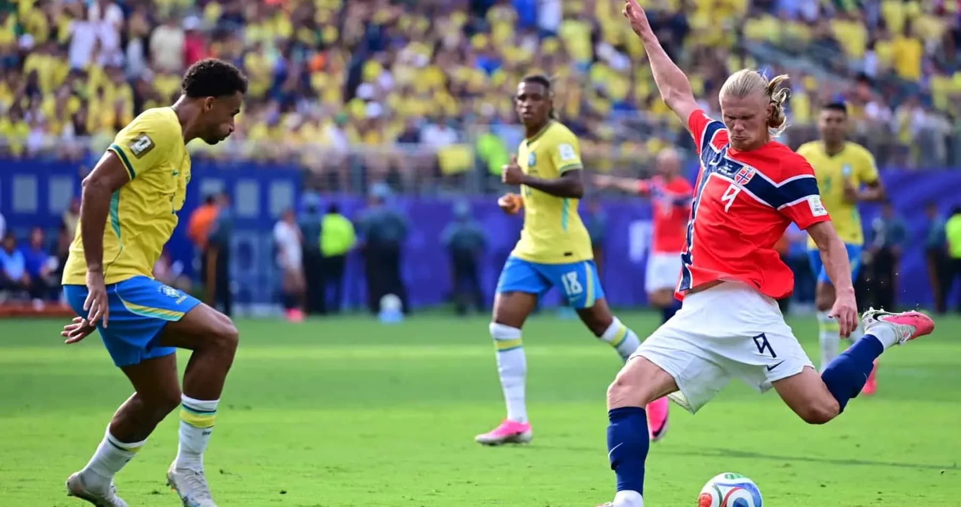 Jugador de Brasil y Noruega en acción Jugador de Brasil y Noruega en acción