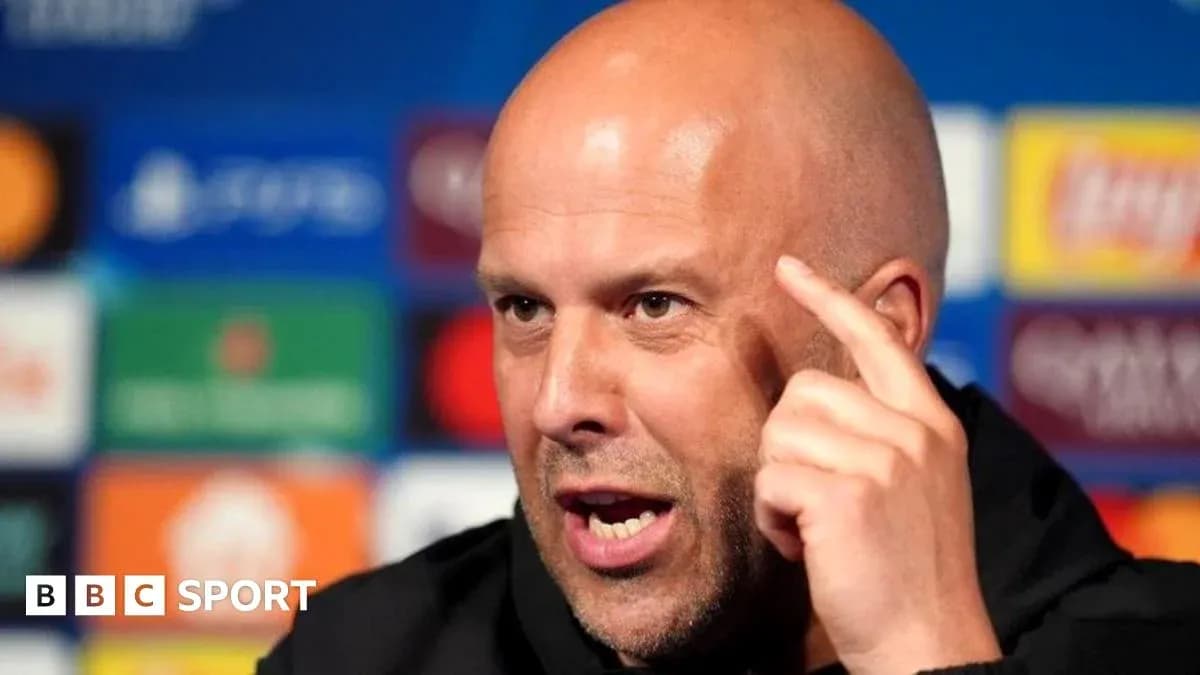 Entrenador hablando en conferencia de prensa Entrenador hablando en conferencia de prensa