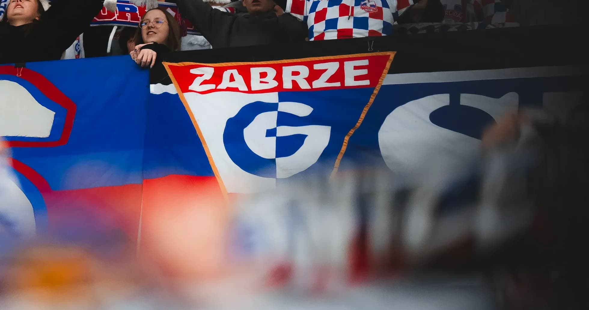 Aficionados sosteniendo la bandera de Górnik Zabrze Aficionados sosteniendo la bandera de Górnik Zabrze