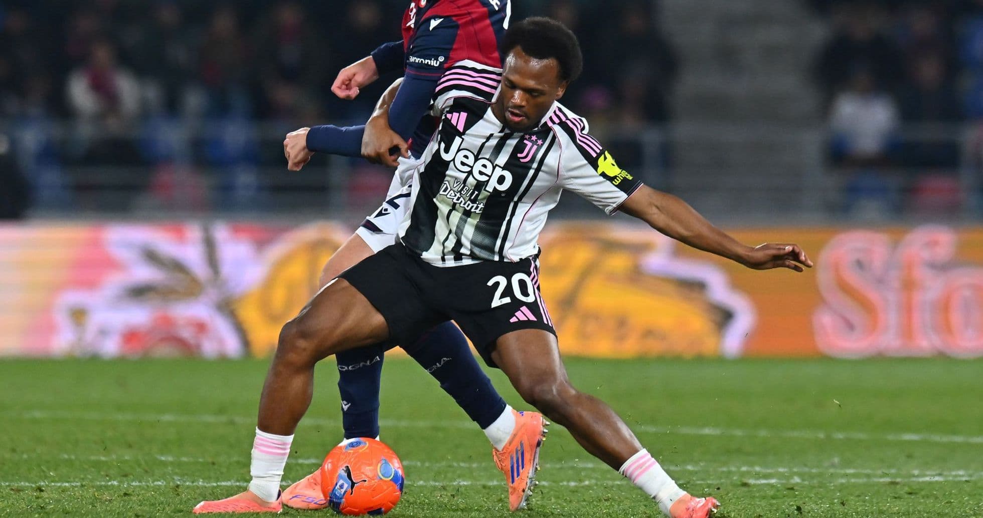 Jugador de Juventus luchando por el balón en partido Jugador de Juventus luchando por el balón en partido