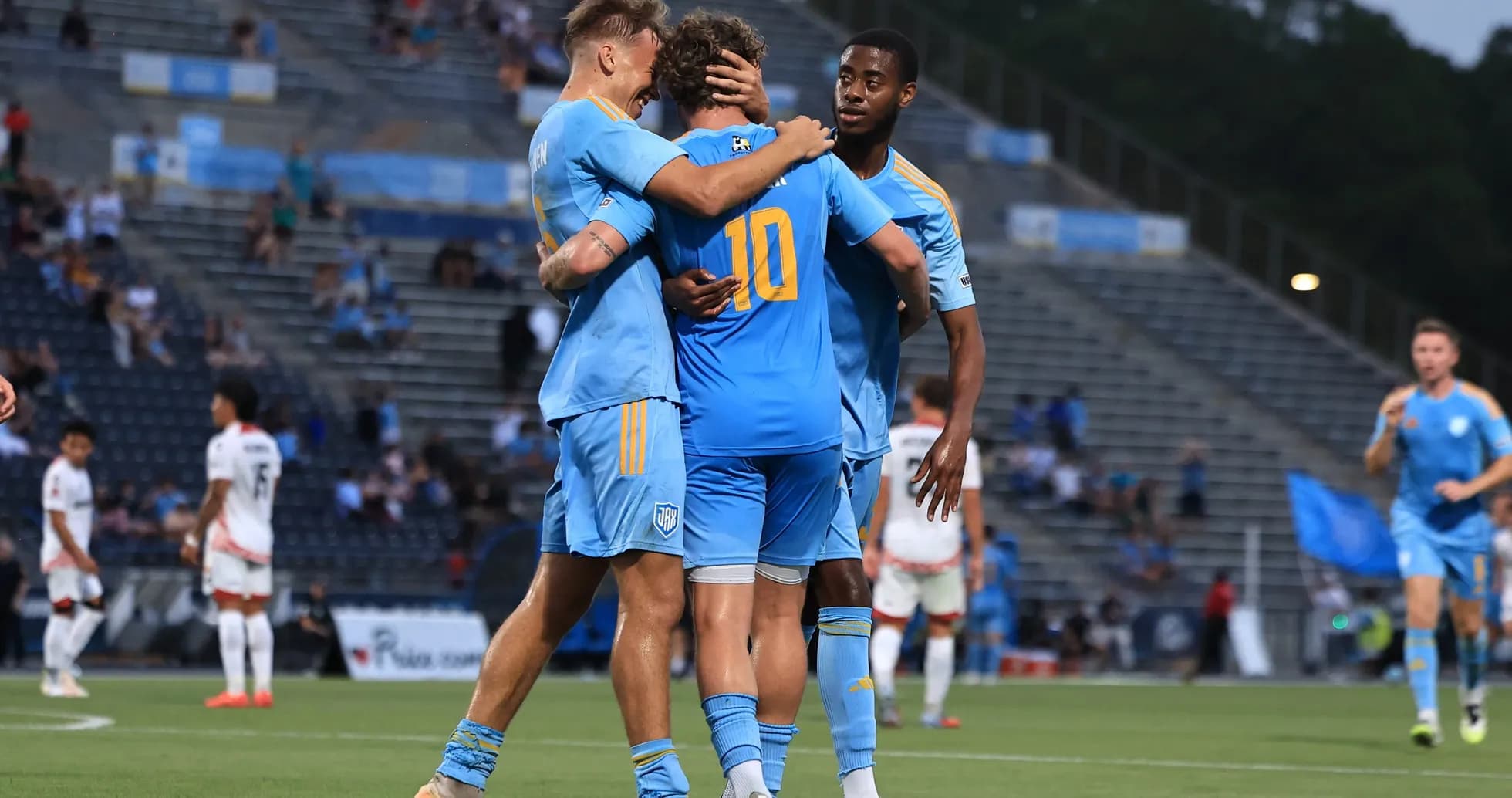 Jugadores de JAX celebrando un gol Jugadores de JAX celebrando un gol