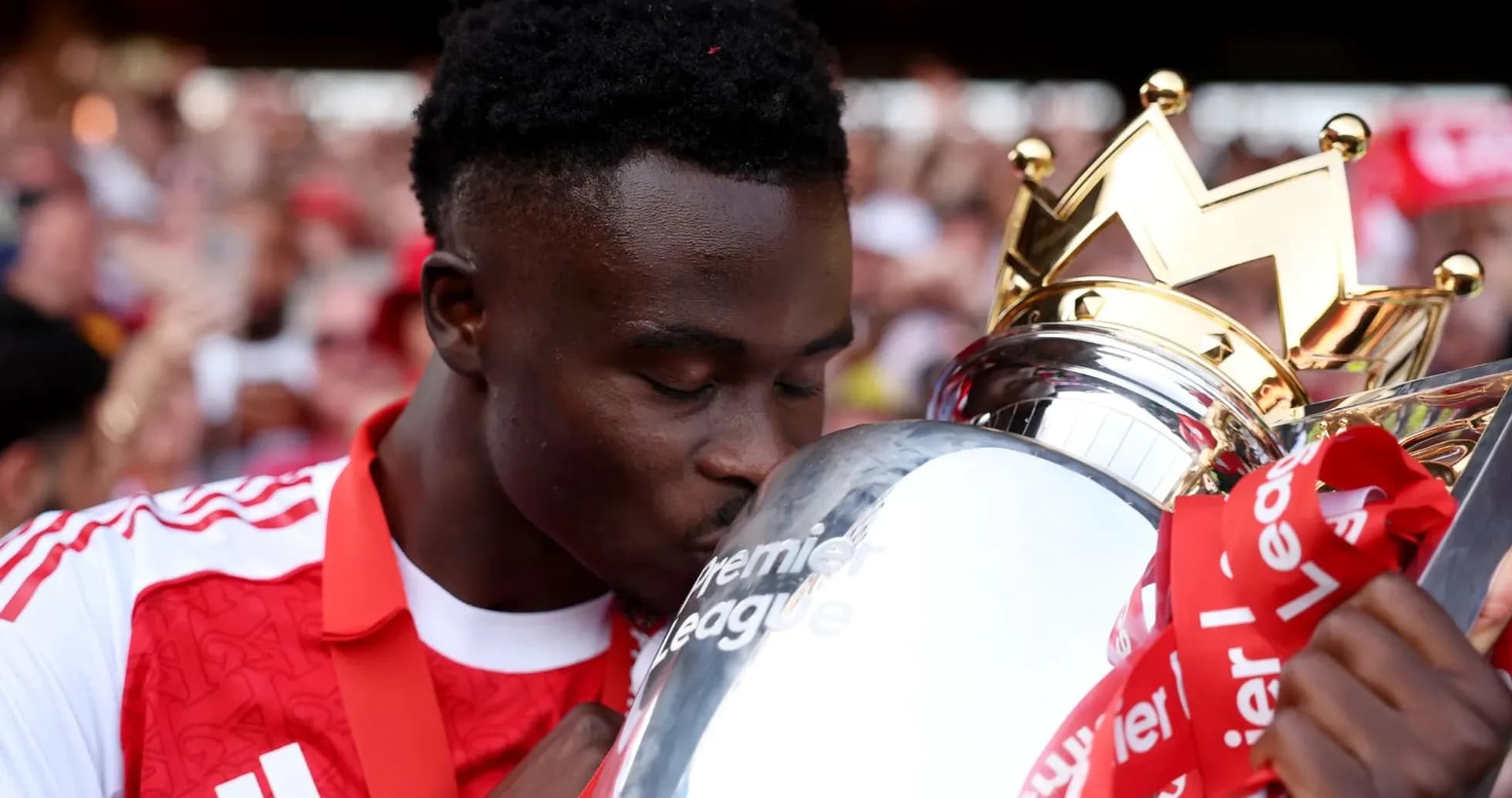 Jugador besando el trofeo de la Premier League Jugador besando el trofeo de la Premier League