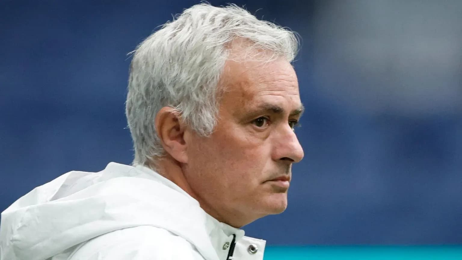Entrenador observando el partido desde la línea Entrenador observando el partido desde la línea