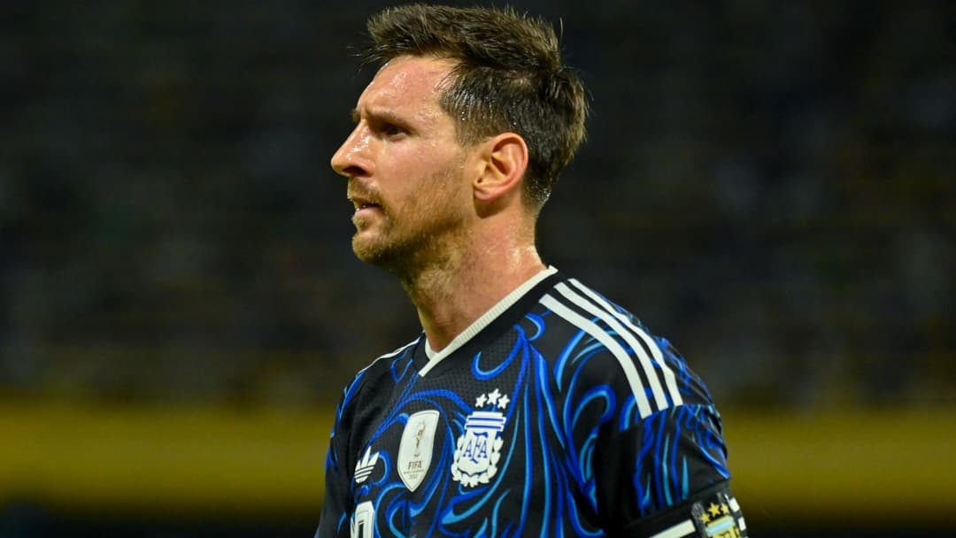 Jugador argentino en partido de fútbol, mirando hacia arriba Jugador argentino en partido de fútbol, mirando hacia arriba