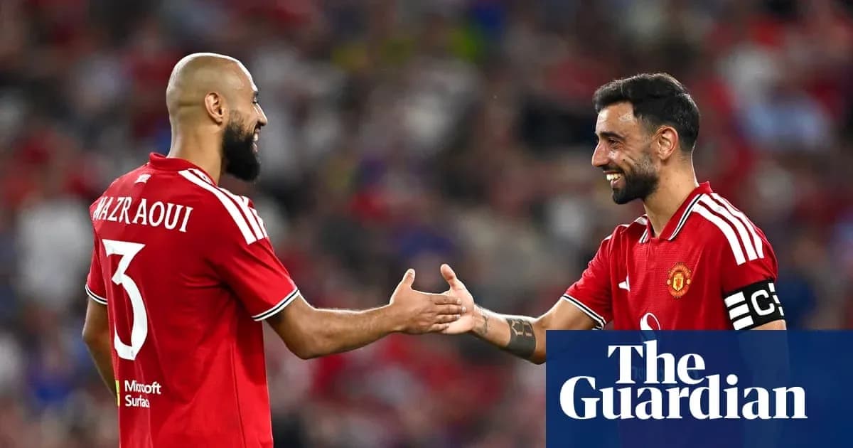 Jugadores de Manchester United saludándose en el campo Jugadores de Manchester United saludándose en el campo