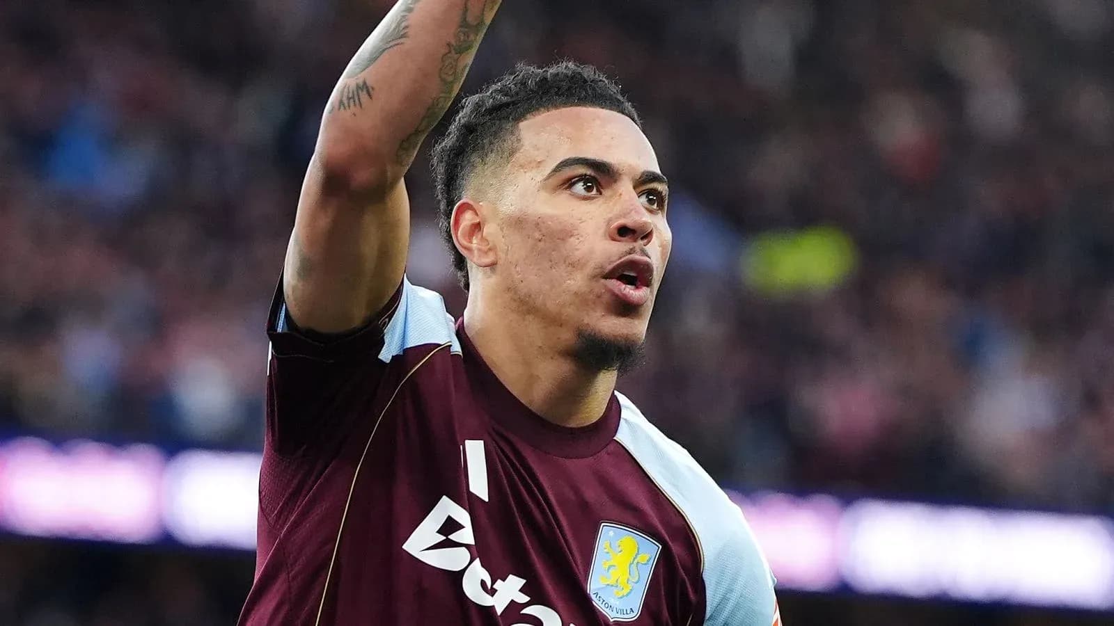 Jugador de Aston Villa celebrando una acción en el partido Jugador de Aston Villa celebrando una acción en el partido