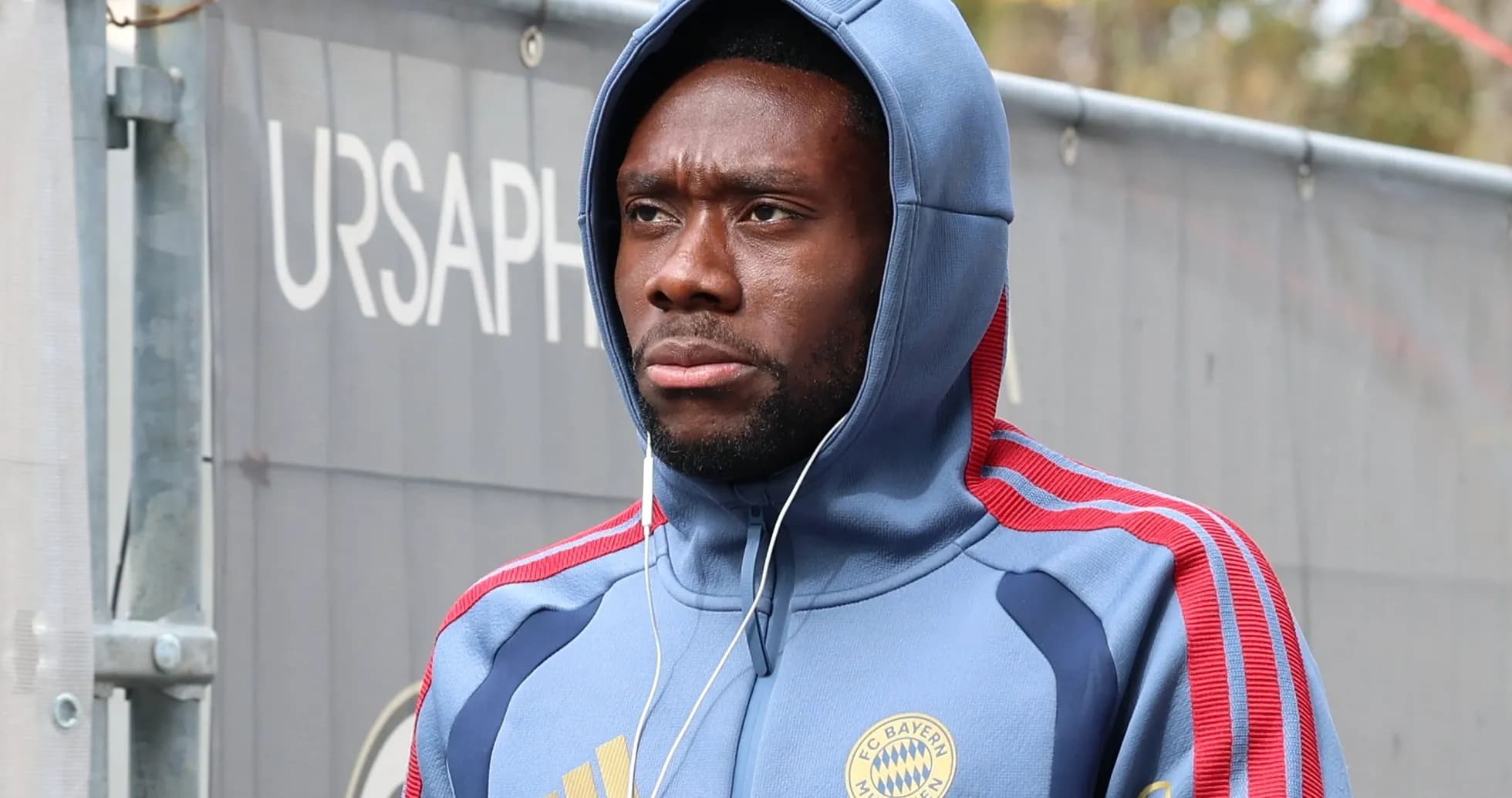 Jugador de Bayern Múnich con sudadera y auriculares Jugador de Bayern Múnich con sudadera y auriculares