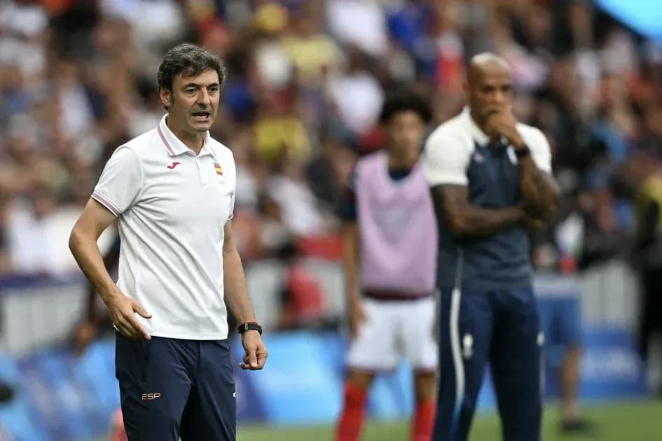 Entrenador gesticulando durante un partido de fútbol Entrenador gesticulando durante un partido de fútbol