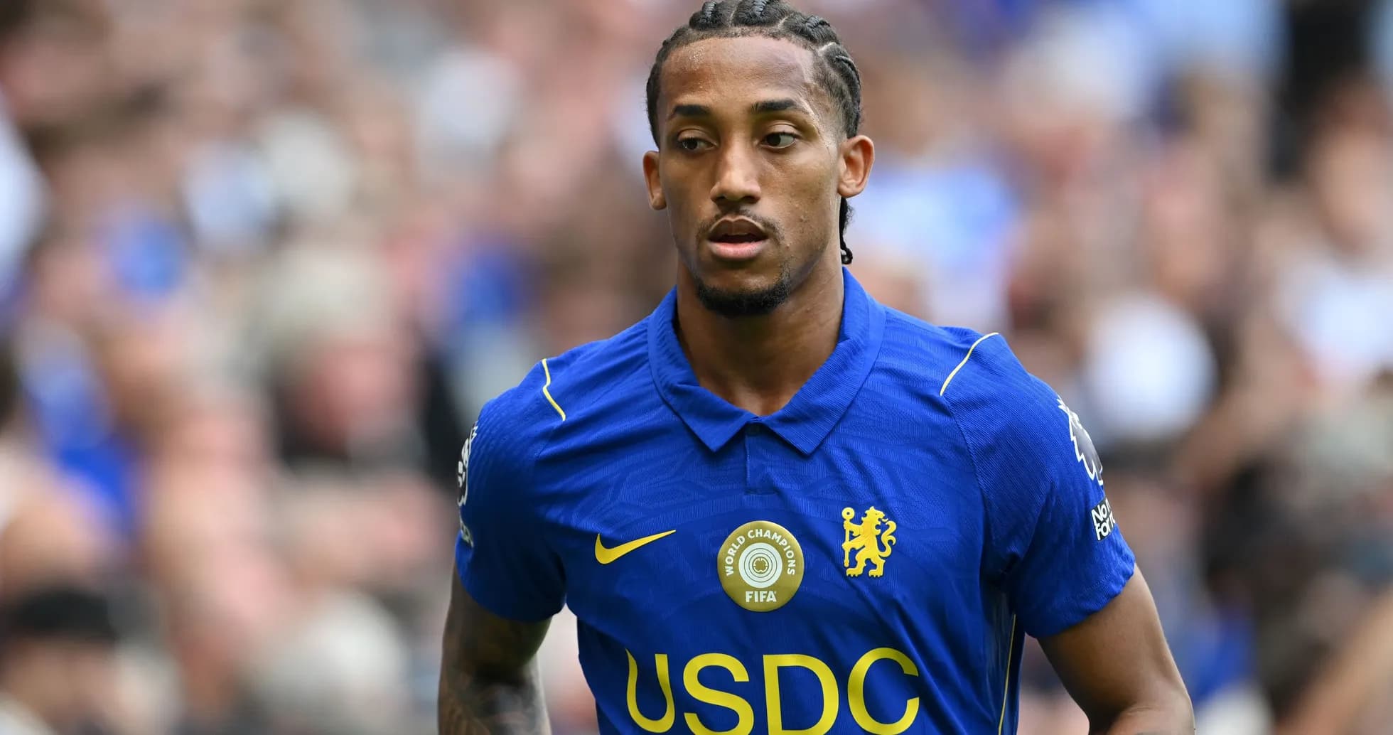 Jugador de Chelsea con uniforme azul en el campo Jugador de Chelsea con uniforme azul en el campo