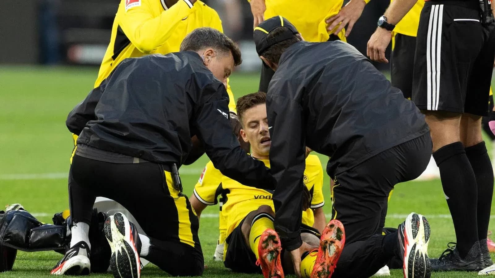 Jugadores de Borussia Dortmund reciben atención médica en el campo Jugadores de Borussia Dortmund reciben atención médica en el campo