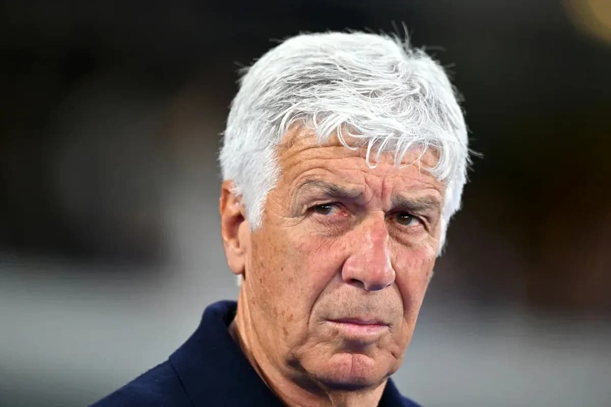 Entrenador con cabello canoso observando el partido Entrenador con cabello canoso observando el partido