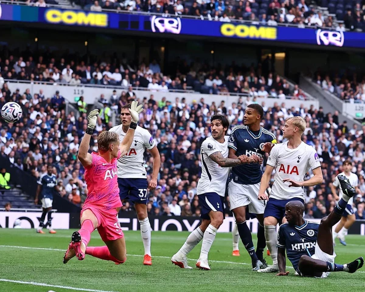 Jugadores en acción durante el partido Jugadores en acción durante el partido