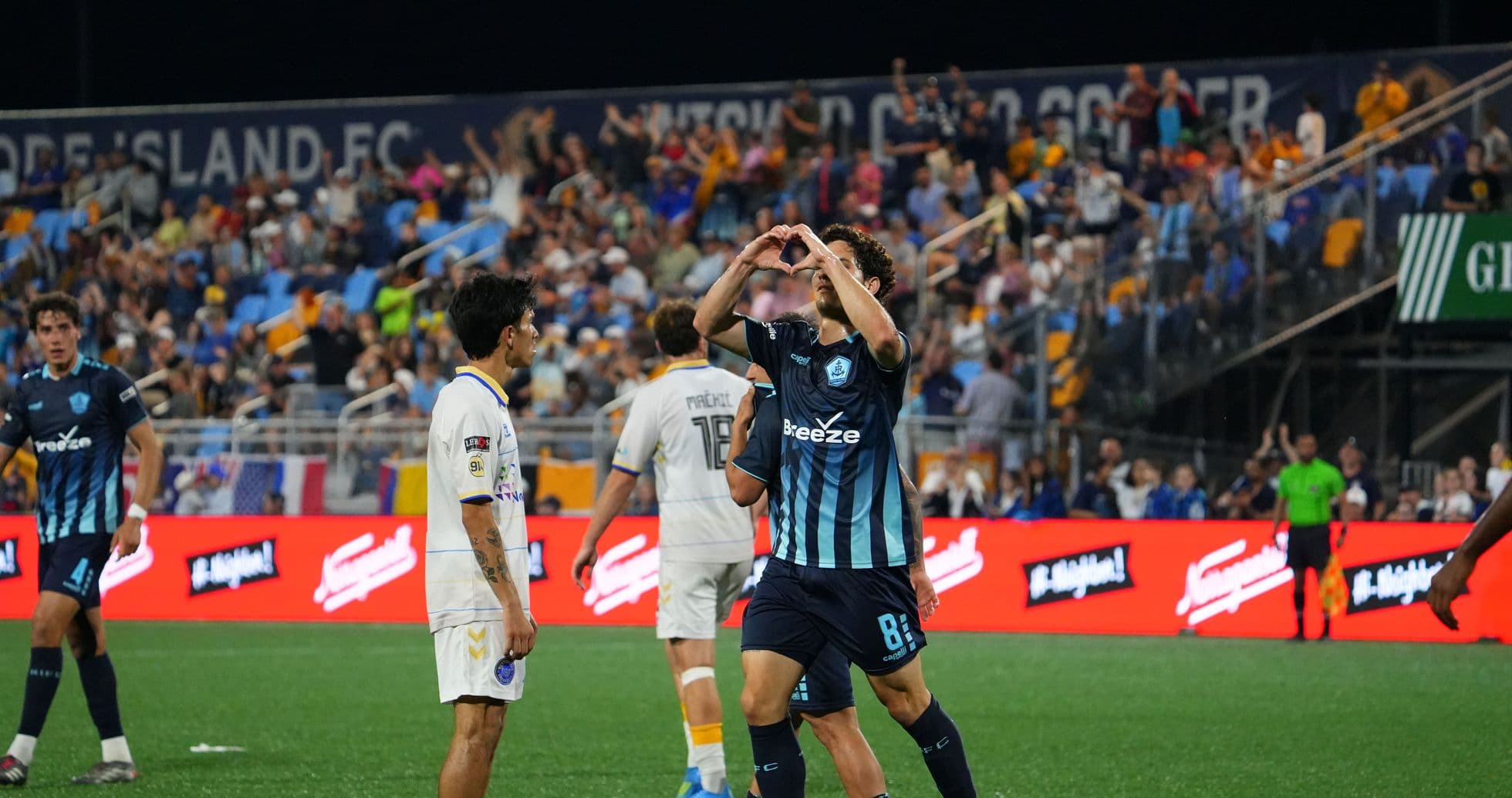 Jugador celebra con un gesto de corazón Jugador celebra con un gesto de corazón