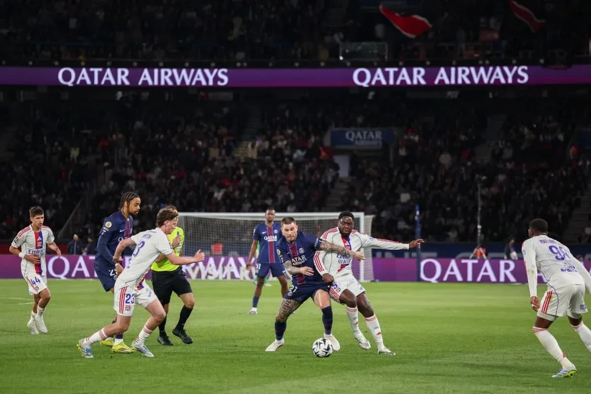 Jugadores compitiendo por el balón en partido Jugadores compitiendo por el balón en partido