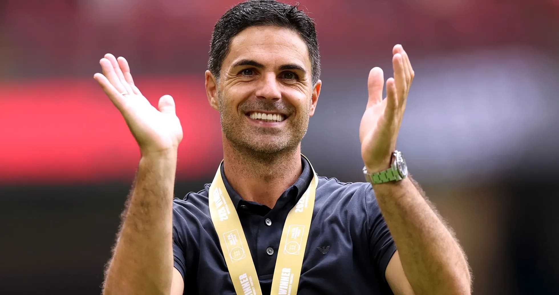 Entrenador aplaudiendo con medalla de ganador Entrenador aplaudiendo con medalla de ganador