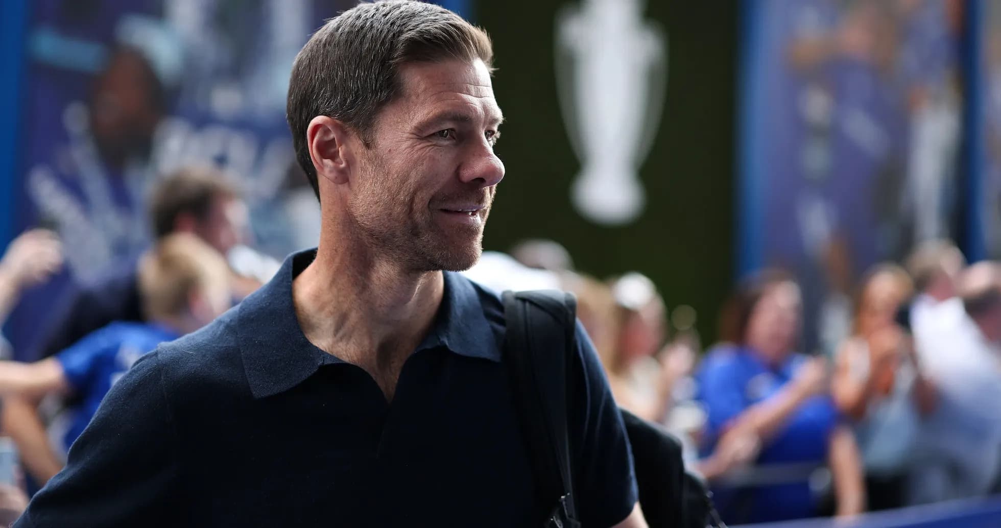 Hombre con camiseta oscura llegando a evento deportivo Hombre con camiseta oscura llegando a evento deportivo