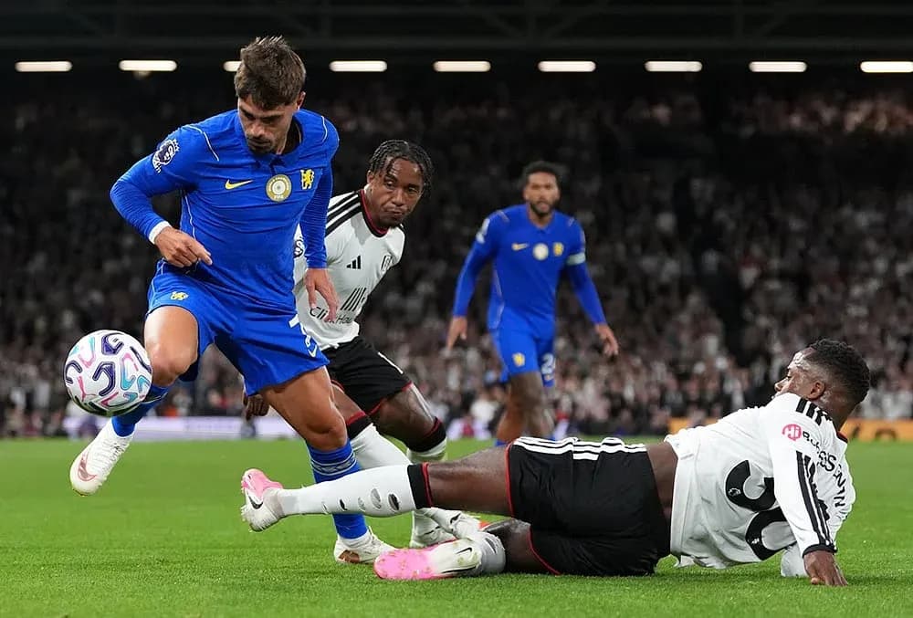 Jugador de Chelsea esquivando a un defensor de Fulham Jugador de Chelsea esquivando a un defensor de Fulham