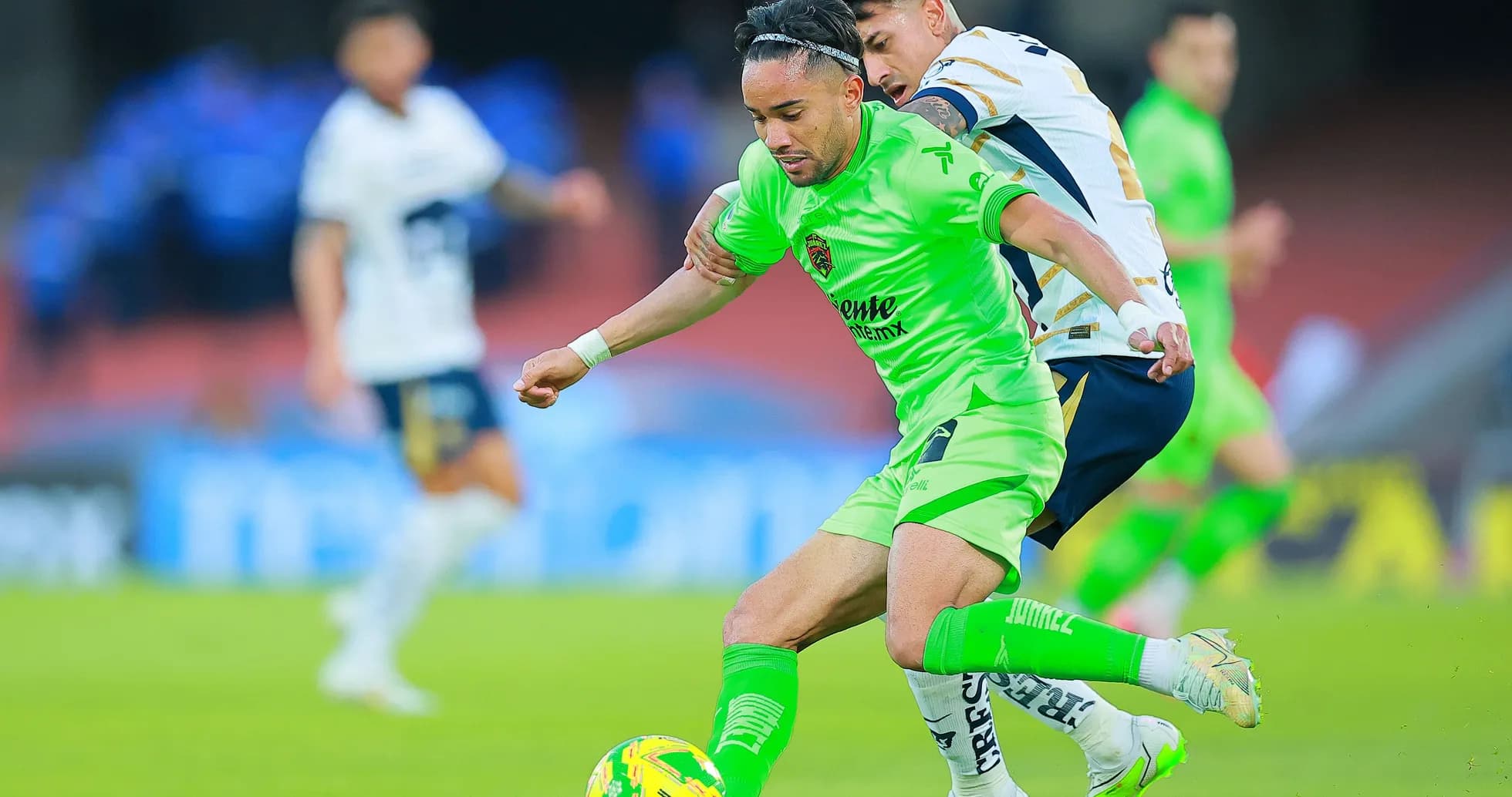 Jugador de Querétaro esquivando a un rival Jugador de Querétaro esquivando a un rival