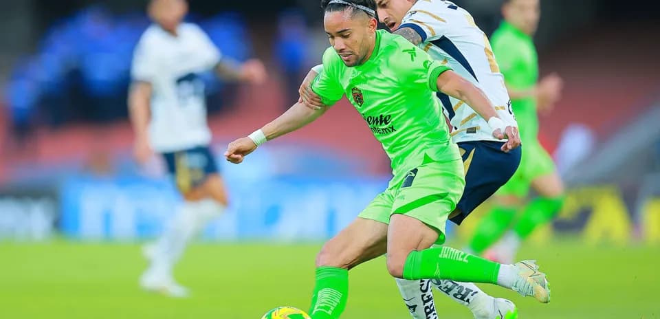 Jugador de Querétaro esquivando a un rival Jugador de Querétaro esquivando a un rival