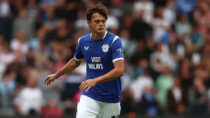 Jugador de Cardiff City corriendo en el campo Jugador de Cardiff City corriendo en el campo