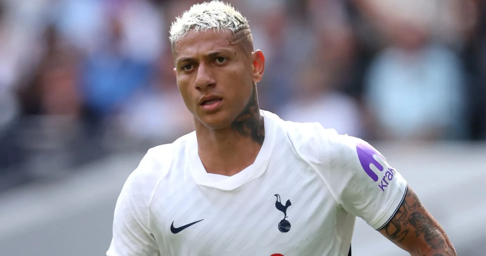 Jugador de Tottenham en acción durante un partido Jugador de Tottenham en acción durante un partido