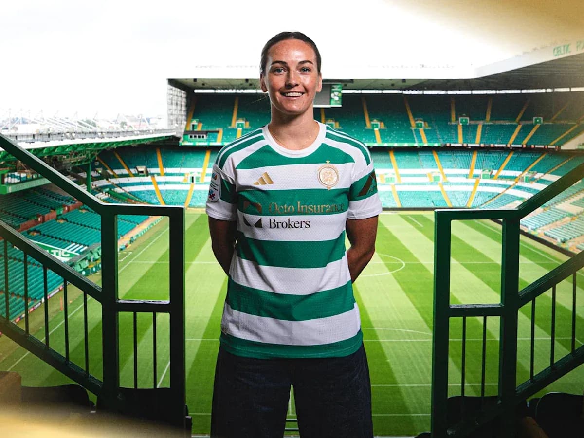 Jugadora posando en el estadio de Celtic Park Jugadora posando en el estadio de Celtic Park