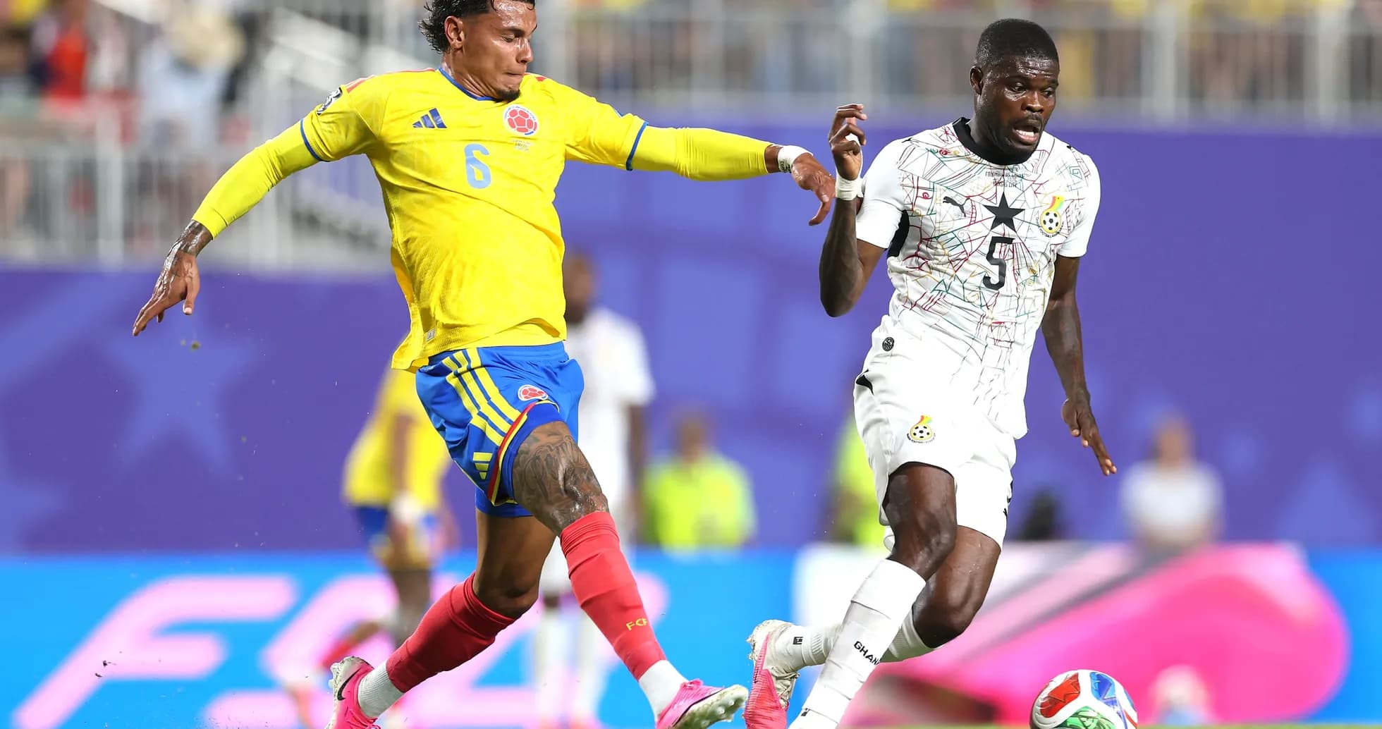 Jugador de Colombia disputando el balón con Ghana Jugador de Colombia disputando el balón con Ghana