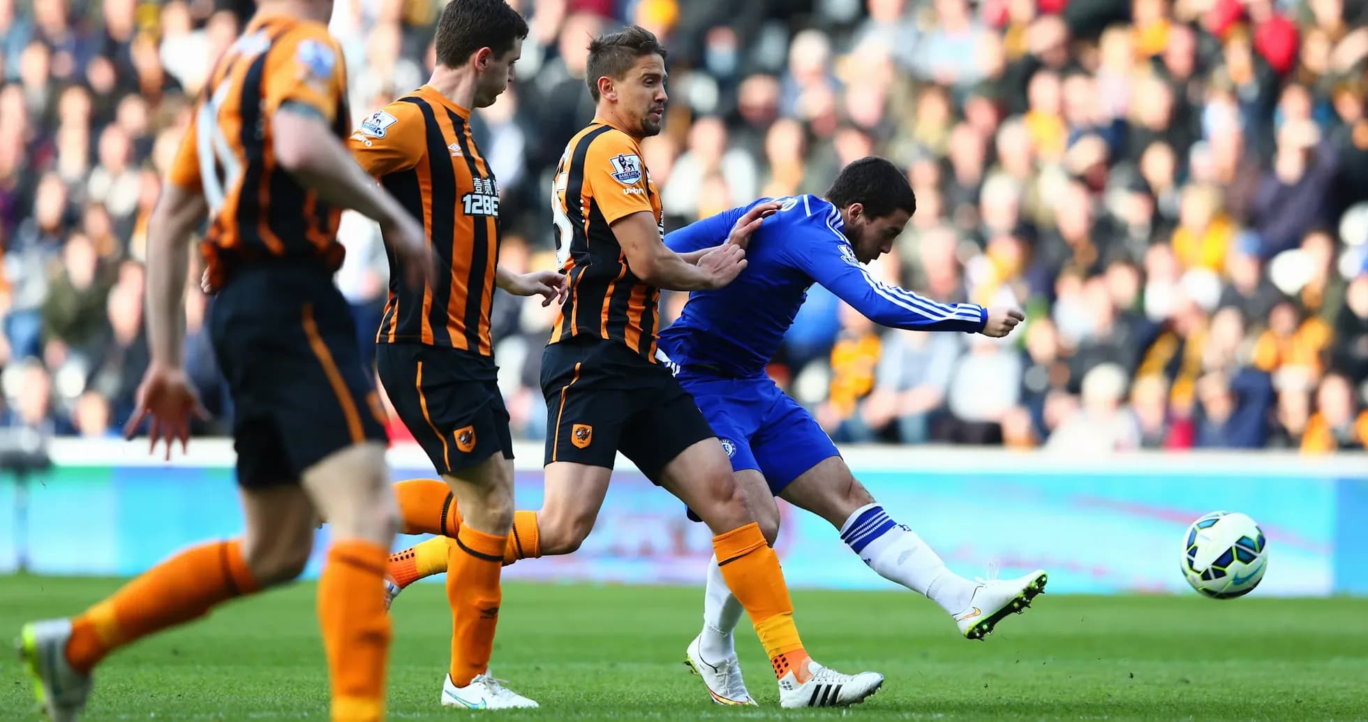 Jugador de Chelsea disparando contra Hull City Jugador de Chelsea disparando contra Hull City