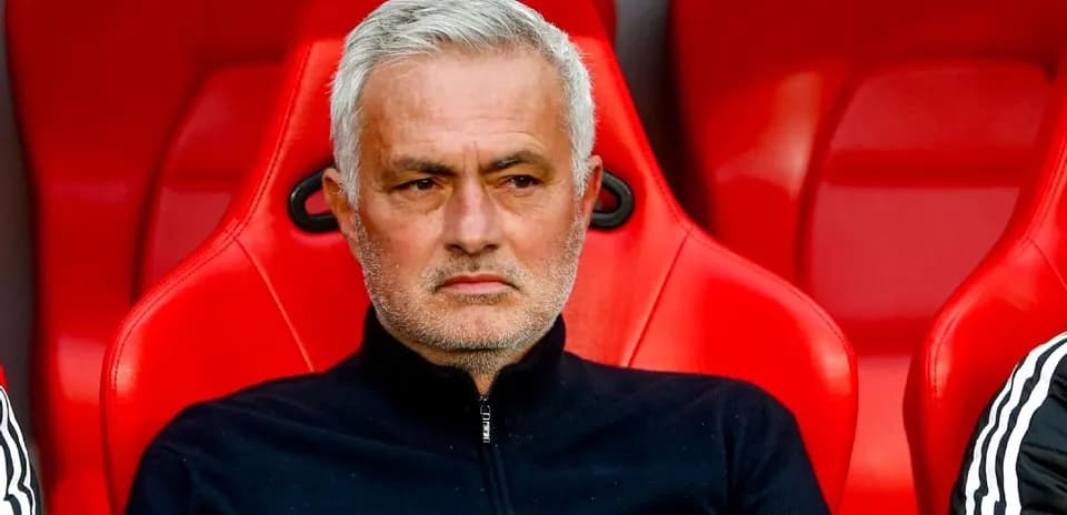 Entrenador sentado en banco de suplentes Entrenador sentado en banco de suplentes