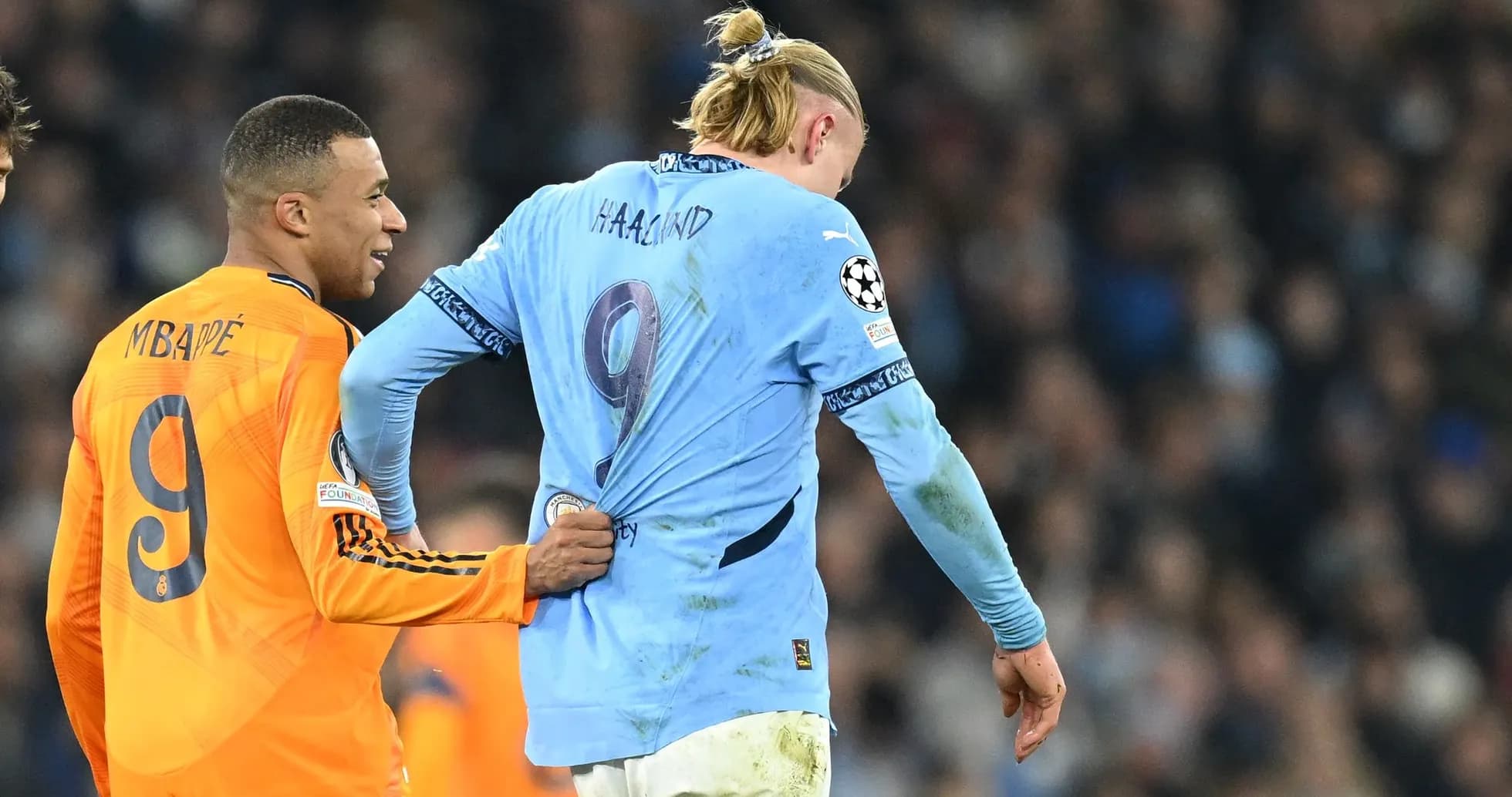 Mbappé sujetando la camiseta de Haaland en partido Mbappé sujetando la camiseta de Haaland en partido