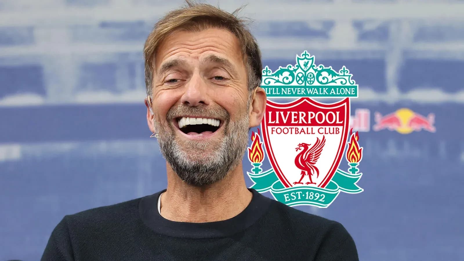 Entrenador sonriente con logo de Liverpool de fondo Entrenador sonriente con logo de Liverpool de fondo
