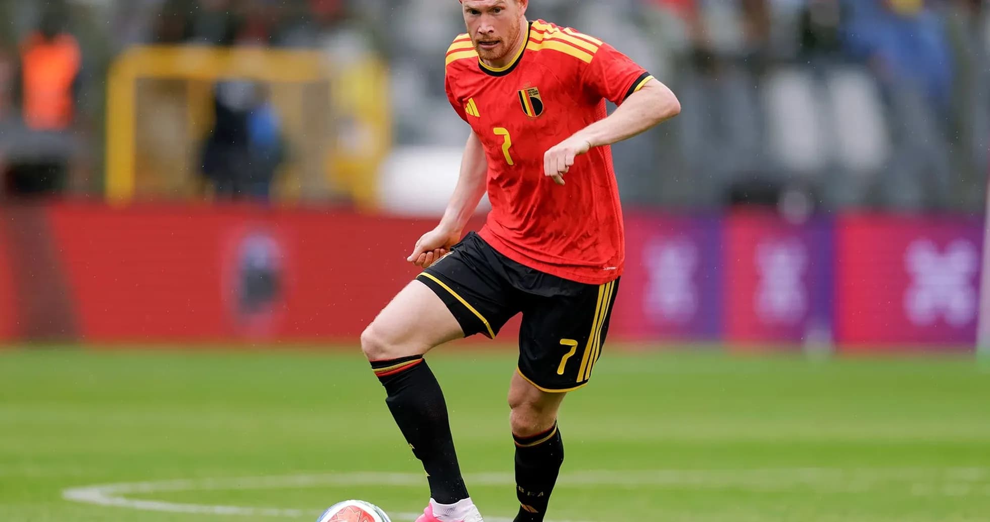 Jugador de Bélgica en el campo de fútbol Jugador de Bélgica en el campo de fútbol