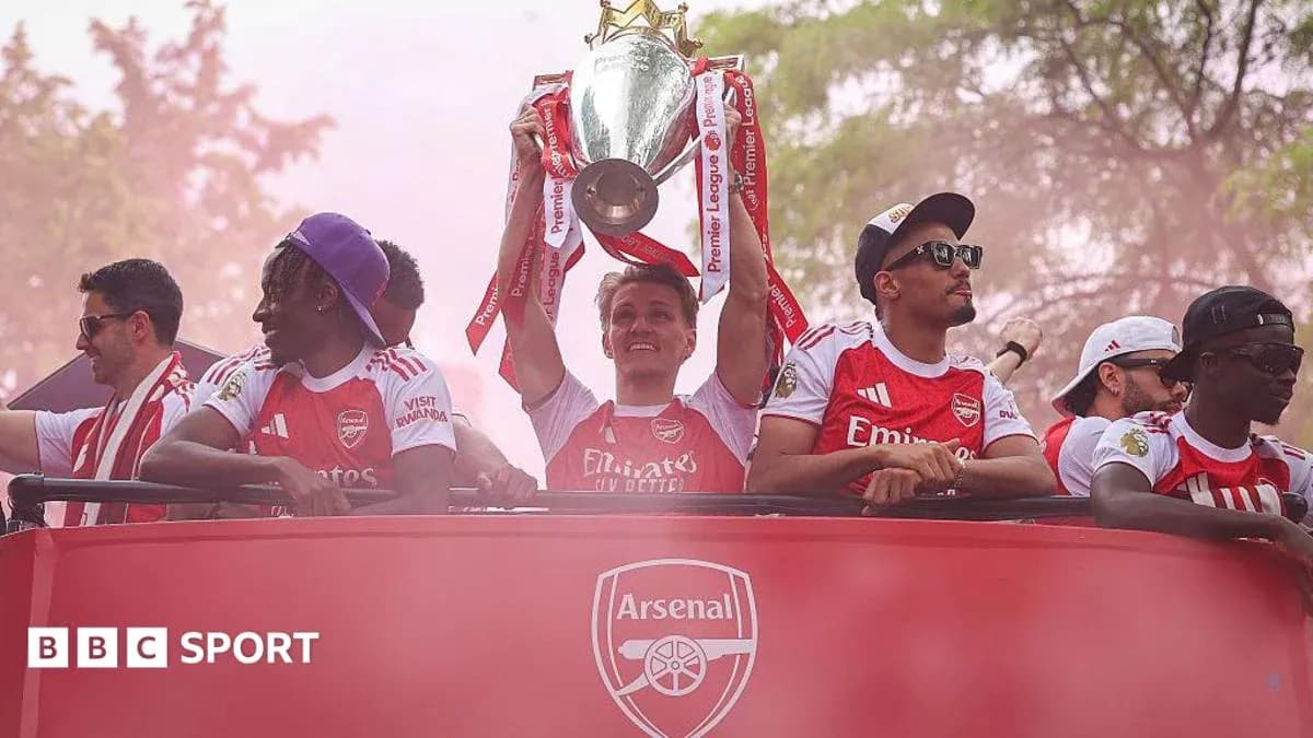 Jugadores de Arsenal celebrando con el trofeo de la Premier League Jugadores de Arsenal celebrando con el trofeo de la Premier League