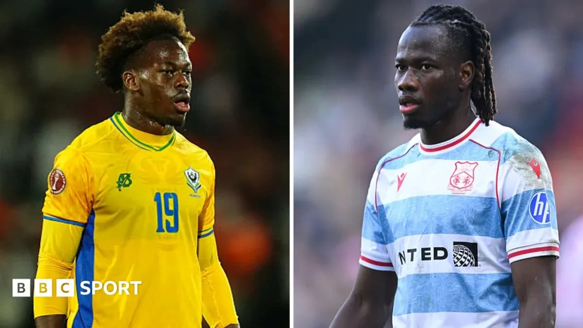 Dos jugadores de fútbol en sus respectivas camisetas Dos jugadores de fútbol en sus respectivas camisetas