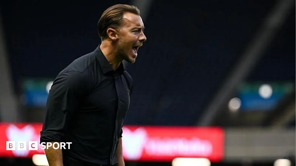Entrenador gritando durante un partido en el campo Entrenador gritando durante un partido en el campo