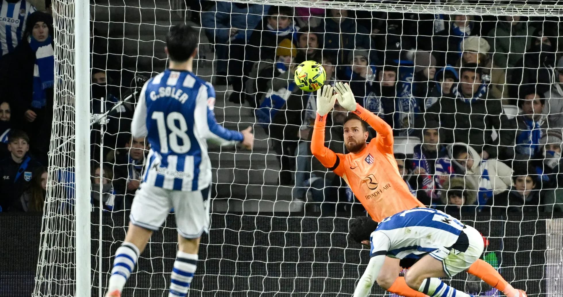 Portero atrapa el balón en el partido Portero atrapa el balón en el partido