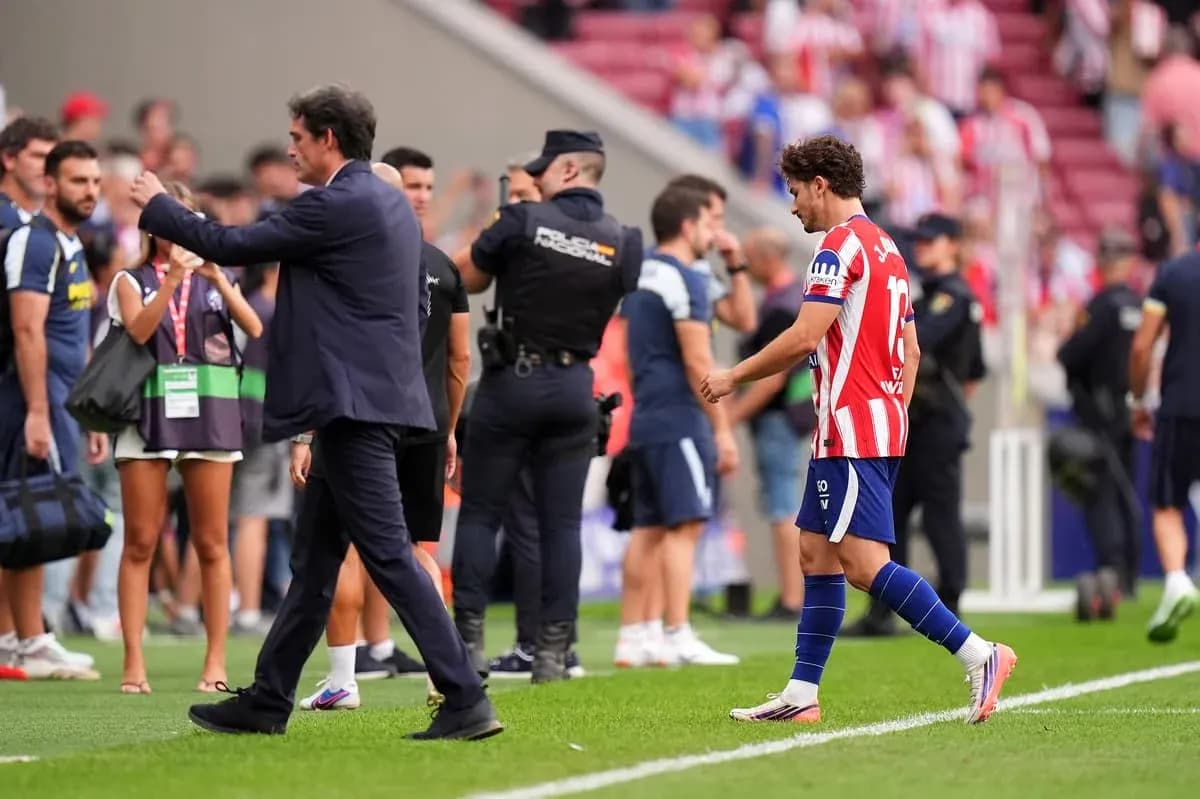 Jugador saliendo del campo tras el partido Jugador saliendo del campo tras el partido