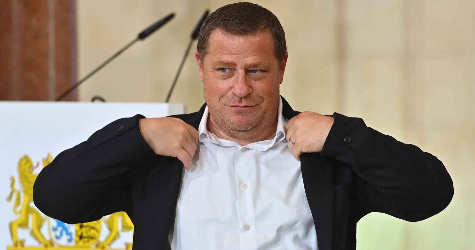 Hombre ajustando su chaqueta en evento formal Hombre ajustando su chaqueta en evento formal