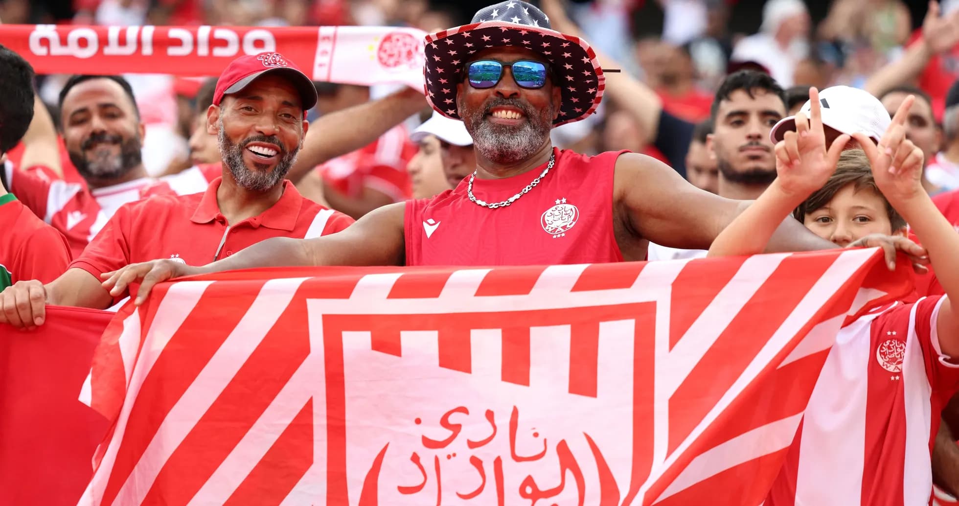 Aficionados celebrando con bandera del Wydad Casablanca Aficionados celebrando con bandera del Wydad Casablanca