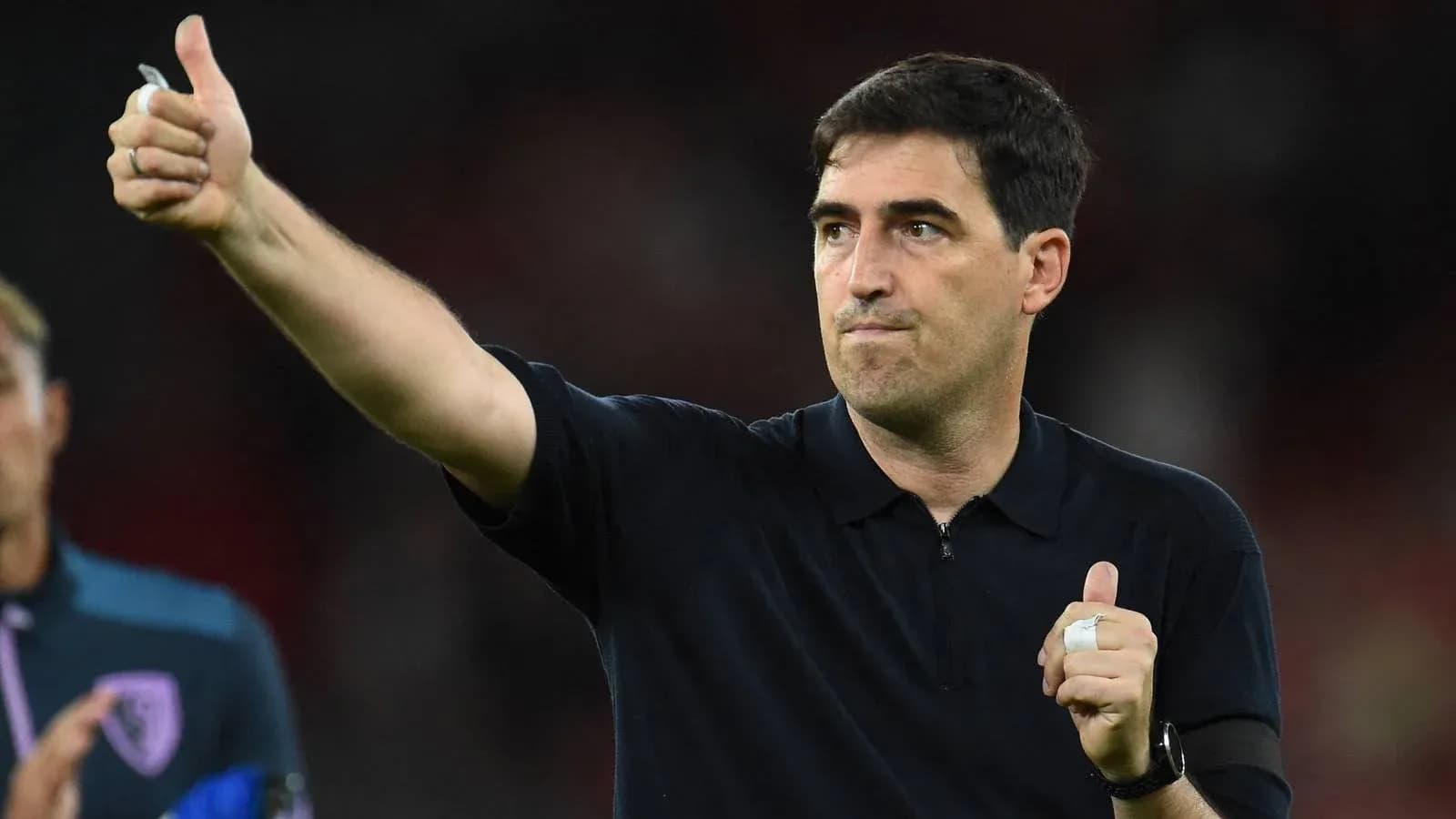 Entrenador saludando al público con pulgar arriba Entrenador saludando al público con pulgar arriba