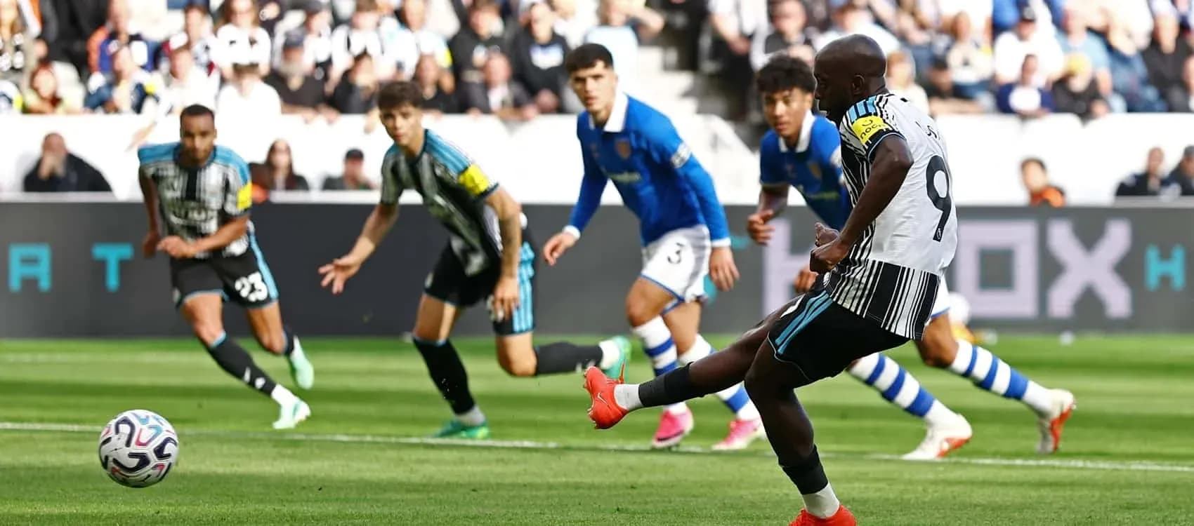 Jugador ejecutando un penalti durante el partido Jugador ejecutando un penalti durante el partido