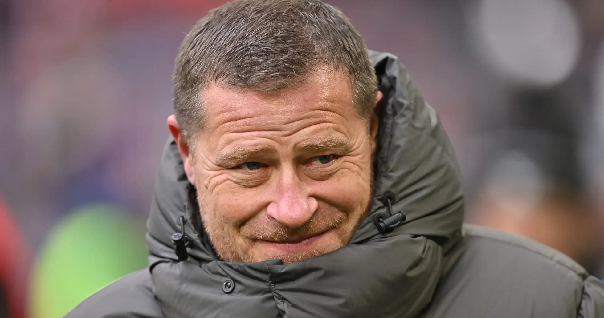 Entrenador con abrigo en el campo de fútbol Entrenador con abrigo en el campo de fútbol