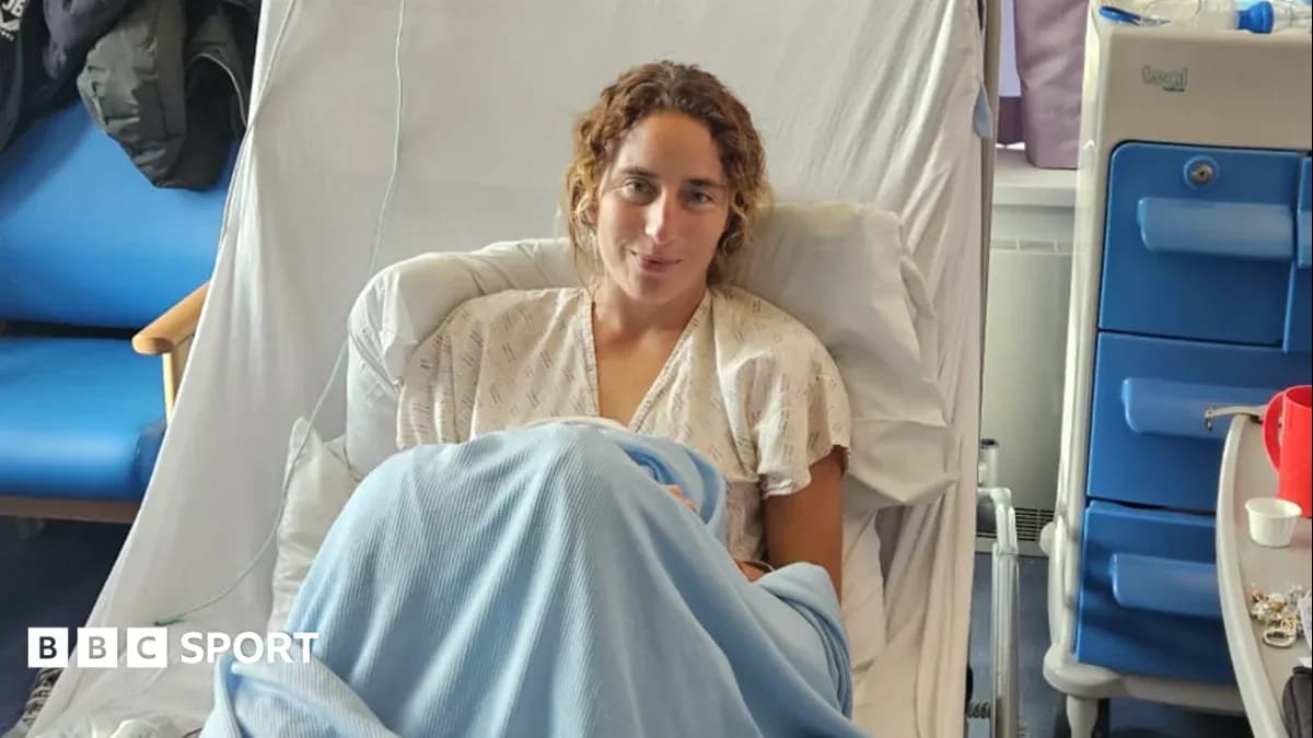 Mujer sentada en cama de hospital con manta Mujer sentada en cama de hospital con manta