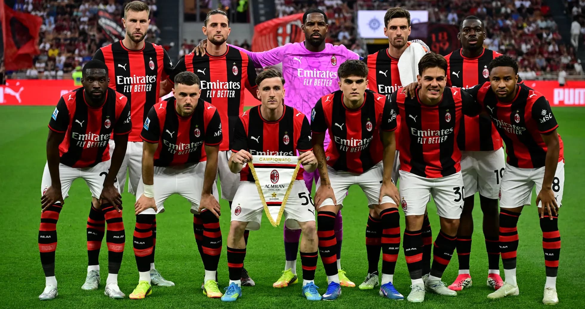 Equipo de AC Milan posando con el trofeo Equipo de AC Milan posando con el trofeo