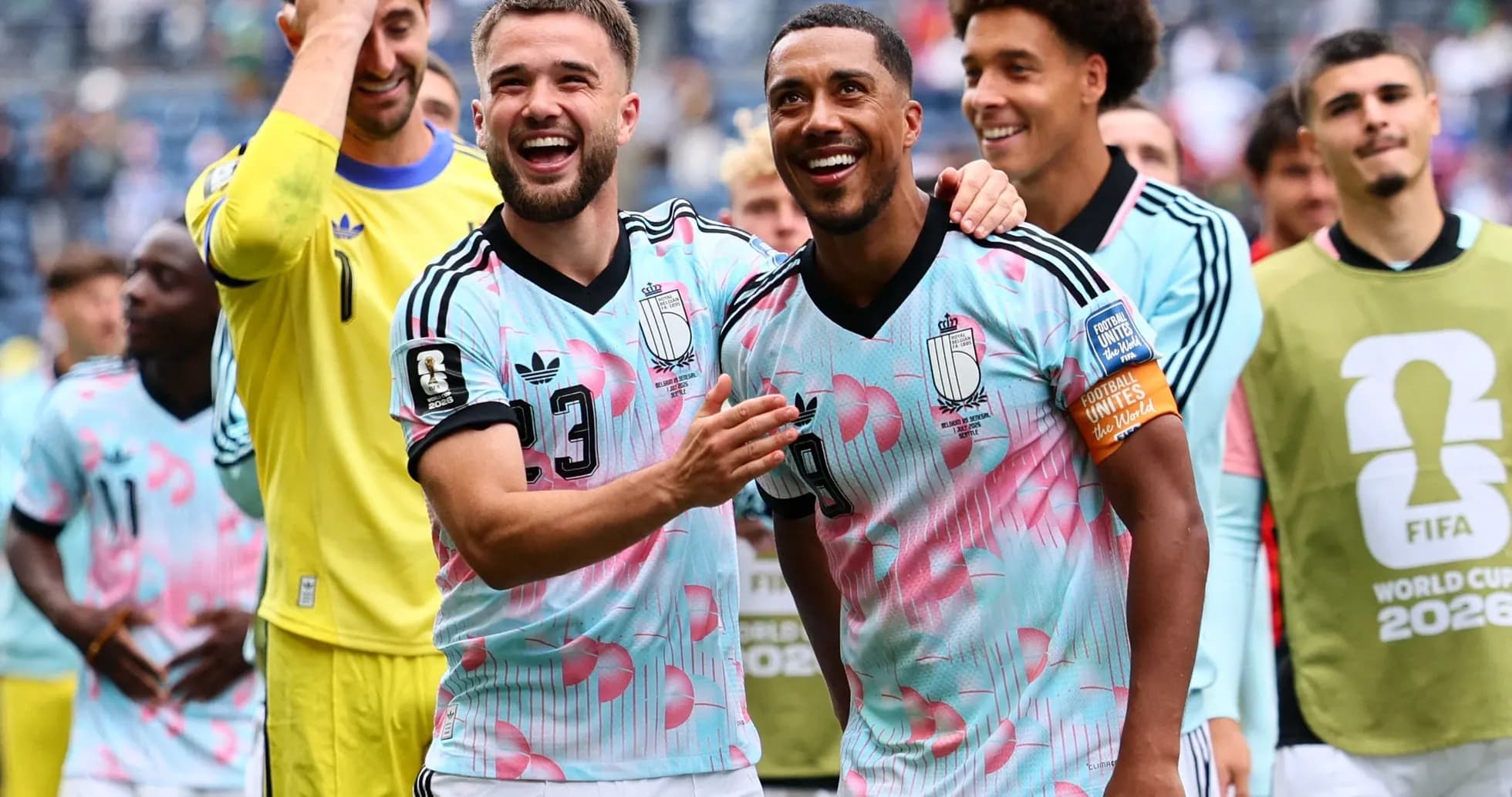 Jugadores de Bélgica celebrando en el campo Jugadores de Bélgica celebrando en el campo