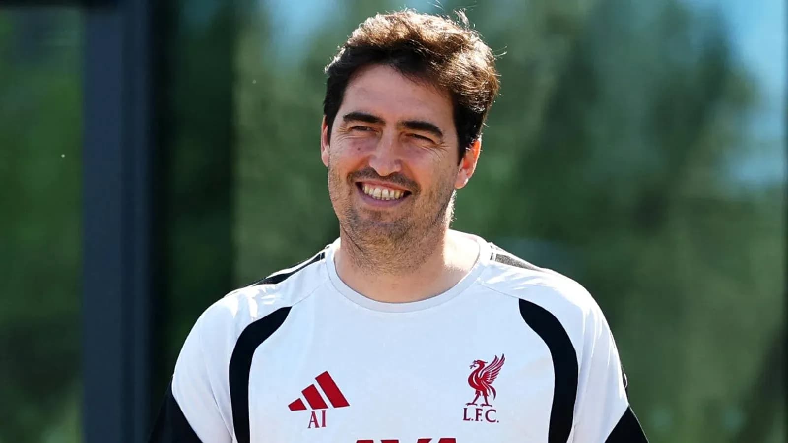 Entrenador sonriendo durante sesión de entrenamiento Entrenador sonriendo durante sesión de entrenamiento